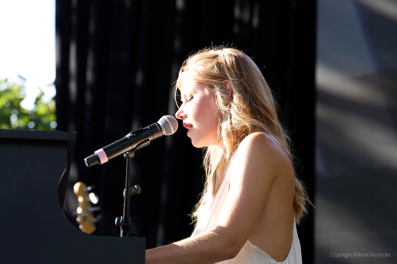 Musician, ESTL, singing and playing piano.
Photo taken by event photographer, Anne Vandycke.