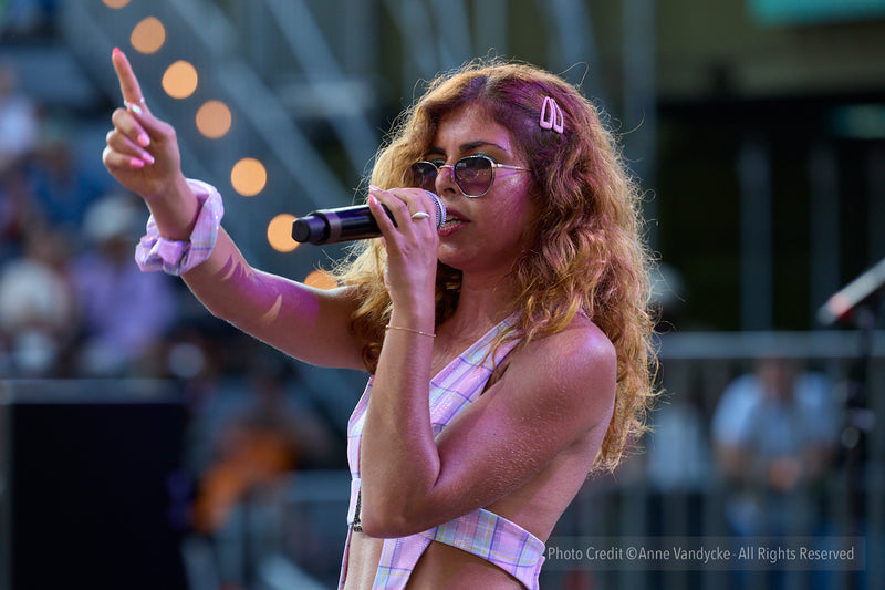 Laurie Darmon singing in Central Park. Event Photography in New York by Anne Vandycke.