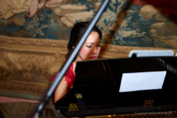 Dinner at the French Consulate in New York honoring American donors supporting the reconstruction of Notre Dame de Paris. Woman playing piano. Photo by Anne Vandycke, Event Photographer in NYC.